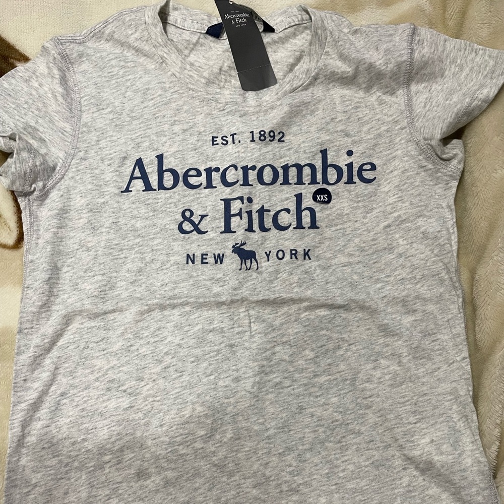 Women's
Logo Curved-Hem  Icon Tee, NAVY BLUECurved-Hem V-Neck Icon Tee gray